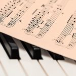 Apprendre le piano avec ou sans professeur ?