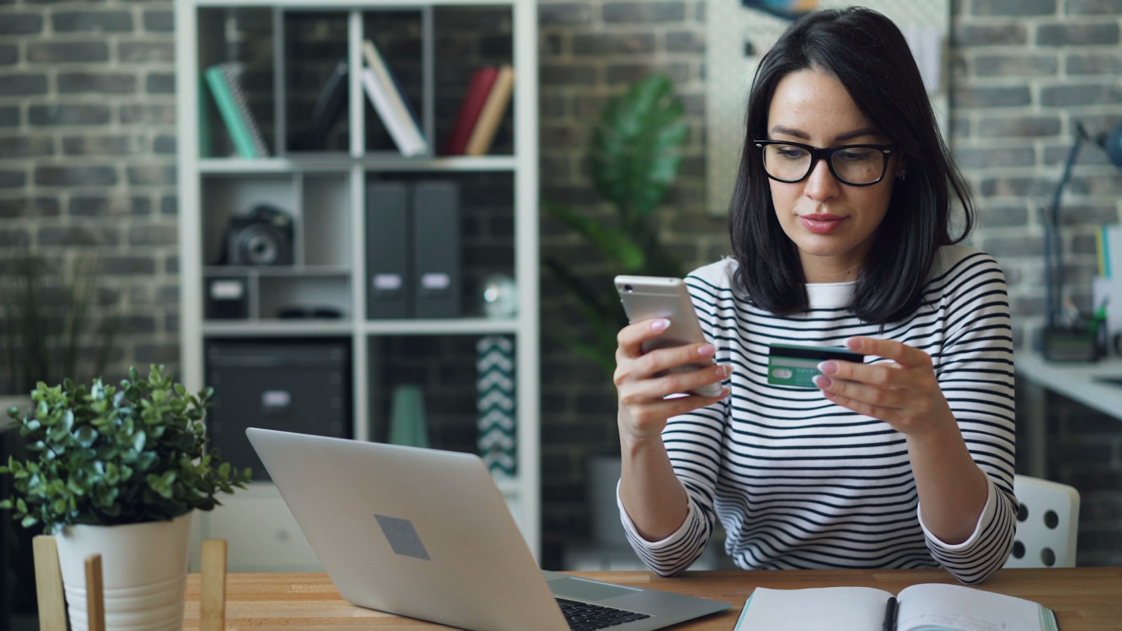 Femme qui gère son e-commerce