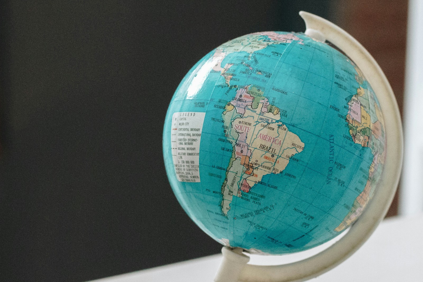 photo en gros plan d'un globe de bureau